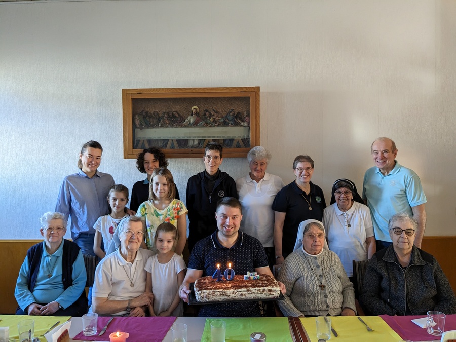 Die außergewöhnliche Wohngemeinschaft hält zusammen. Die Schwestern feierten mit Maksym und seiner Familie seinen 40. Geburtstag.