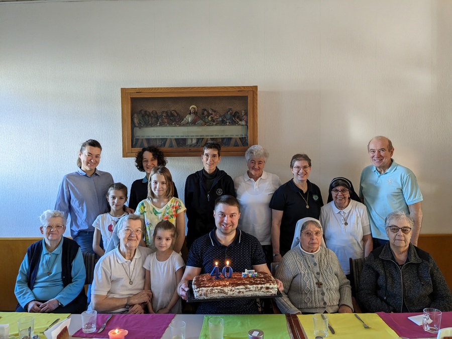 Die außergewöhnliche Wohngemeinschaft hält zusammen. Die Schwestern feierten mit Maksym und seiner Familie seinen 40. Geburtstag. / SSM Die außergewöhnliche Wohngemeinschaft hält zusammen. Die Schwestern feierten mit Maksym und seiner Familie seinen 40. Geburtstag.