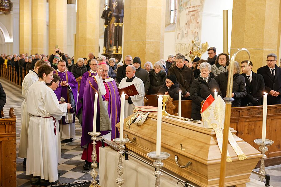 Der Grazer Bischof Wilhelm Krautwaschl nahm die erste Einsegnung vor.