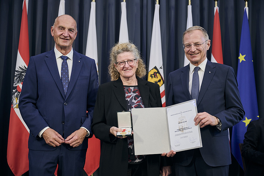 Der oberösterreichische Landeshauptmann Thomas Stelzer und Landesrat Christian Dörfel verliehen Sr. Zäzilia Holzer die Humanitätsmedaille des Landes Oberösterreich.