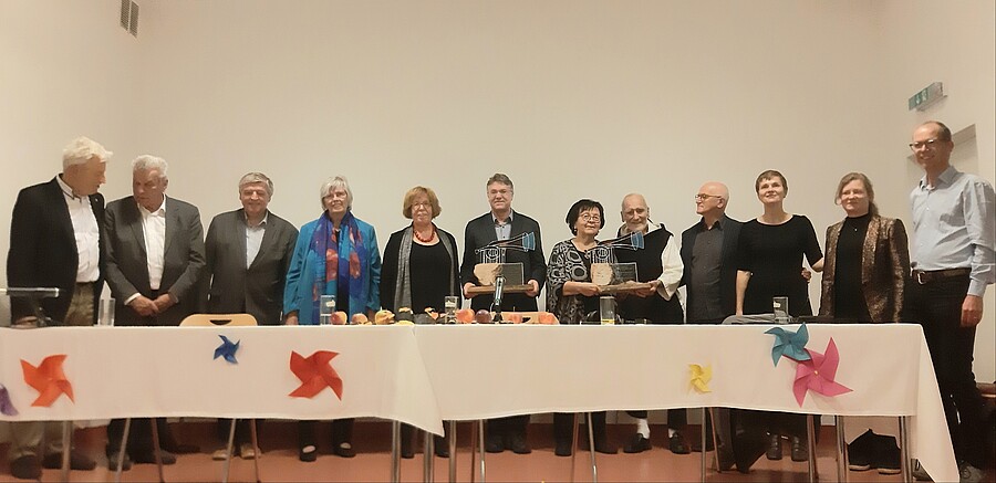 Br. David Steindl-Rast (5.v.r.) und der Südtiroler Moraltheologe Martin M. Lintner (7.v.r.) erhielten die „Trompete von Jericho“. 