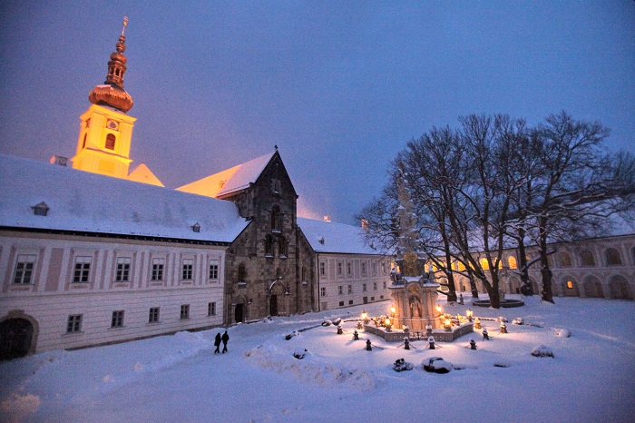Winter im tiefverschneiten Stift Heiligenkreuz / Jerko Malinar