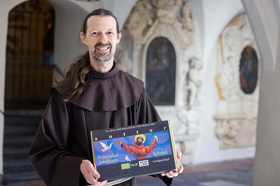 P. Andreas Holl, Guardian des Franziskanerklosters in Graz, freut sich über die Franziskus-Jubiläums-Schokolade.