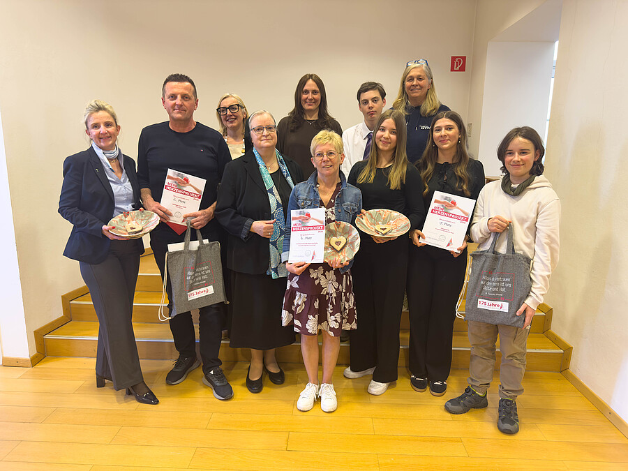 Generaloberin Sr. Angelika Garstenauer gratulierte den Vertreter:innen der drei ausgezeichneten Herzensprojekte.