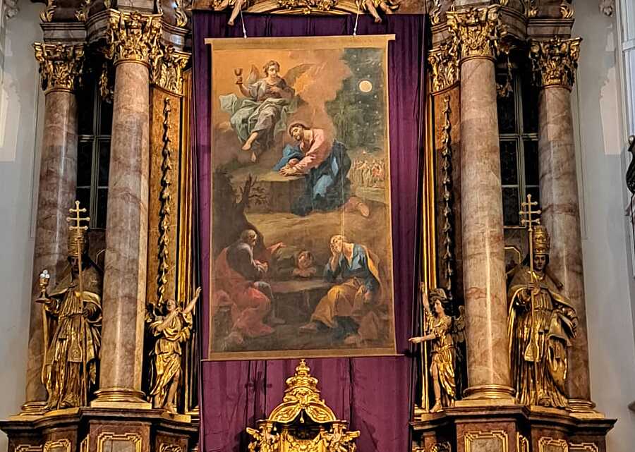 In der Linzer Karmelitenkirche ist 2026 ein wiederentdecktes barockes Fastentuch zu sehen.