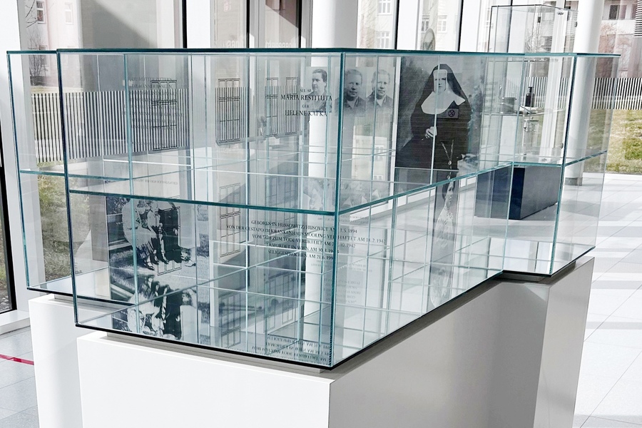 In der Eingangshalle des Landesklinikums Mödling wurde ein Denkmal für die selige Sr. Maria Restituta gesegnet.