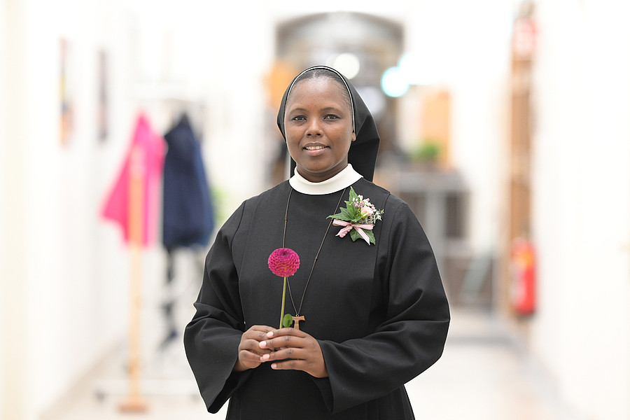 Sr. Isabel Kamande band sich am 5. September 2026 mit der Ewigen Profess dauerhaft an die Ordensgemeinschaft der Franziskanerinnen von Vöcklabruck.