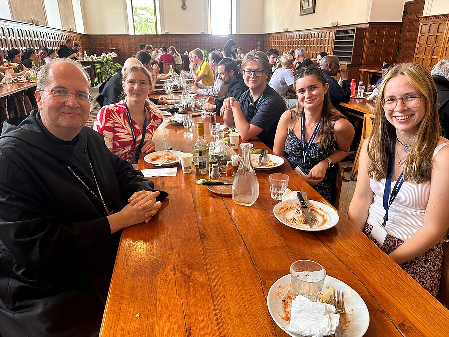 Benediktiner-Abtprimas Jeremias Schröder nahm sich für die Schüler:innen Zeit.