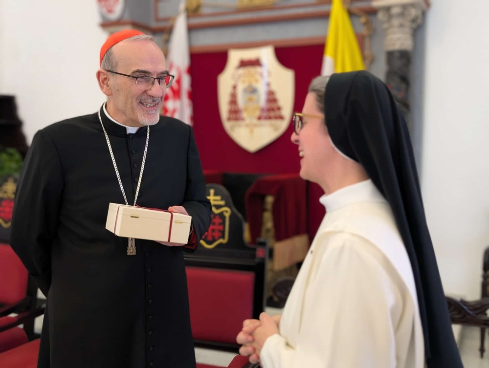 Sr. Franziska Madl überreicht Kardinal Pizzaballa ein Geschenk aus Österreich