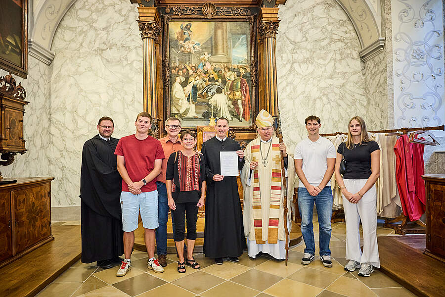 Viele Wegbegleiter:innen waren dabei. Auch seine Familie, Novizenmeister P. Alois Köberl (1.v.l.) und Abt Georg Wilfinger (3.v.r.) freuten sich mit Fr. Dominik Marold.