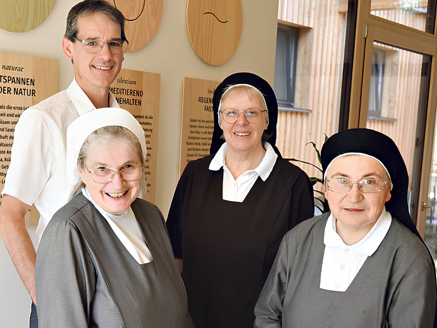 Johannes Brandl, Mastermind des Hauses der Achtsamkeit, mit den Marienschwestern, die im Haus arbeiten: Sr. Magdalena Exl, Sr. Raphaela Sommer und Sr. Clementine Honeder (v.l.). / KIZ/JW Johannes Brandl, Mastermind des Hauses der Achtsamkeit, mit den Marienschwestern, die im Haus arbeiten: Sr. Magdalena Exl, Sr. Raphaela Sommer und Sr. Clementine Honeder (v.l.).