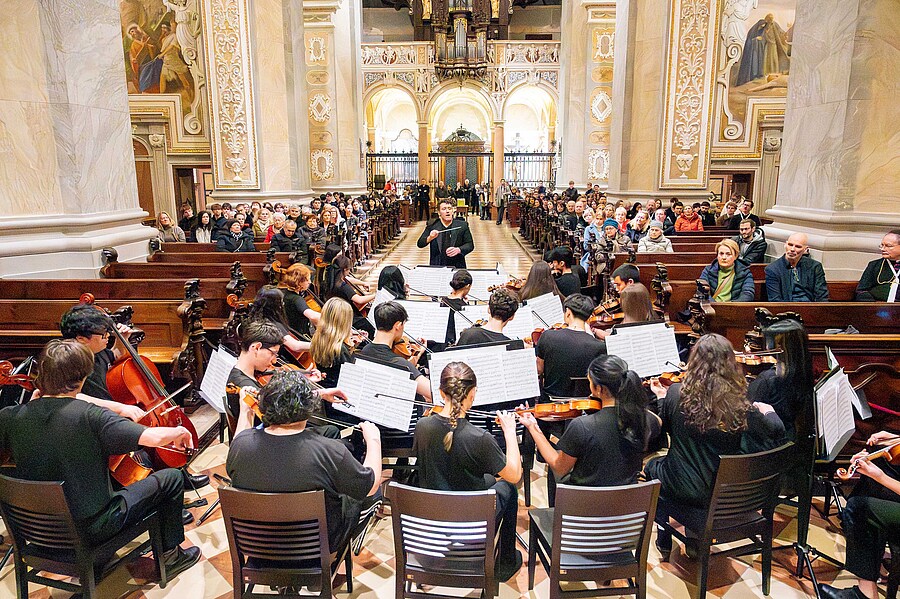 Das North Shore High School String Orchestra spielte in der Stiftskirche Klosterneuburg. / Stift Klosterneuburg/Walter Hanzmann Das North Shore High School String Orchestra spielte in der Stiftskirche Klosterneuburg.
