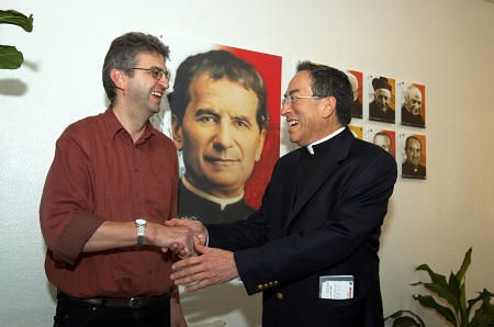 Oberm?ller, Rodriguez Maradiaga / Rupprecht@kathbild.at, Franz Josef Rupprecht Kardinal Oscar A. Rodriguez Maradiaga SDB, P. Petrus Oberm?ller SDB.
Wien, 11.10.2005
? Franz Josef Rupprecht; A-7123 M?nchhof; Bank: Raiffeisenbank M?nchhof (BLZ: 33054), Konto.-Nr.: 17.608