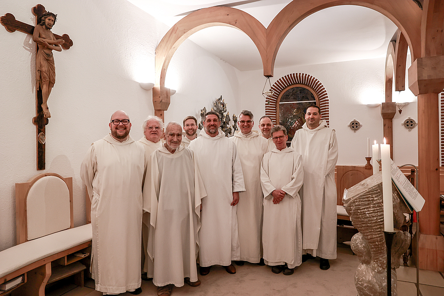Die benediktinische Gemeinschaft im Europakloster Gut Aich (v.l.): Br. Martin Kollmann, P. Johannes Pausch, Br. David Steindl-Rast, Subprior Br. Benedikt Maria Hödlmoser, Prior Br. Thomas Hessler, Br. Simon Petrus Lutsch, Br. Franziskus Maria Pavela,