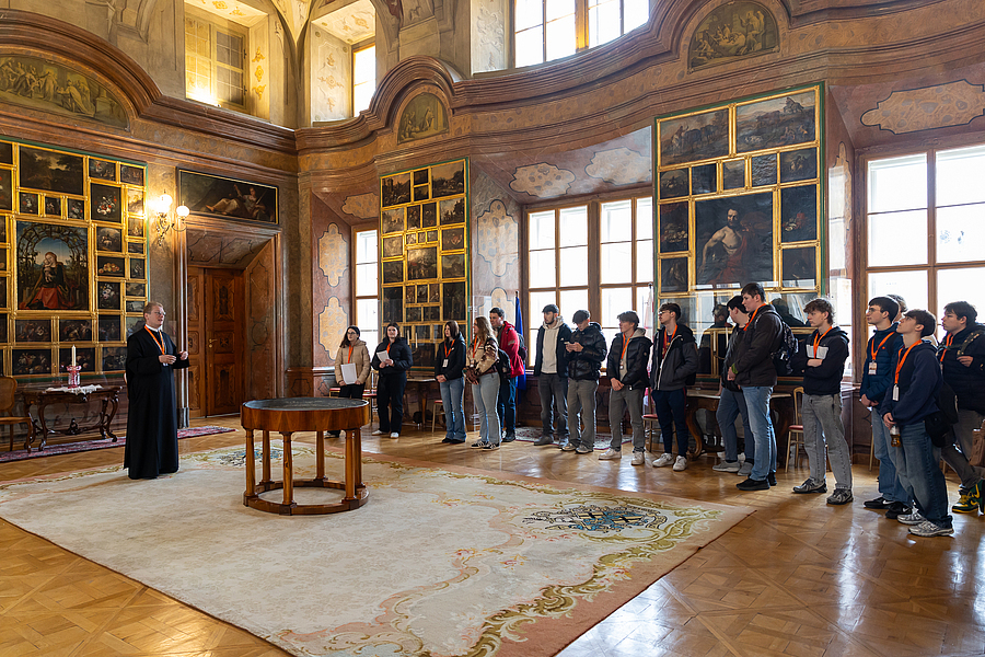 Abt Ludwig Wenzl (l.) ermutigte die Lehrlinge: „Bleibt neugierig, bleibt engagiert und bewahrt euch die Freude an dem, was ihr tut und schafft.“