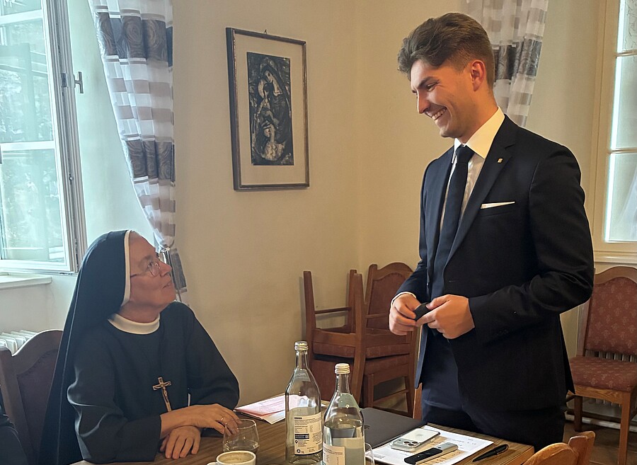 Maximilian Markschläger sprach über die Schnittstelle von Theologie, Markenführung und Wirtschaft und darüber, warum Sichtbarkeit erst nach der Sendung kommt. / privat Maximilian Markschläger sprach über die Schnittstelle von Theologie, Markenführung und Wirtschaft und darüber, warum Sichtbarkeit erst nach der Sendung kommt.