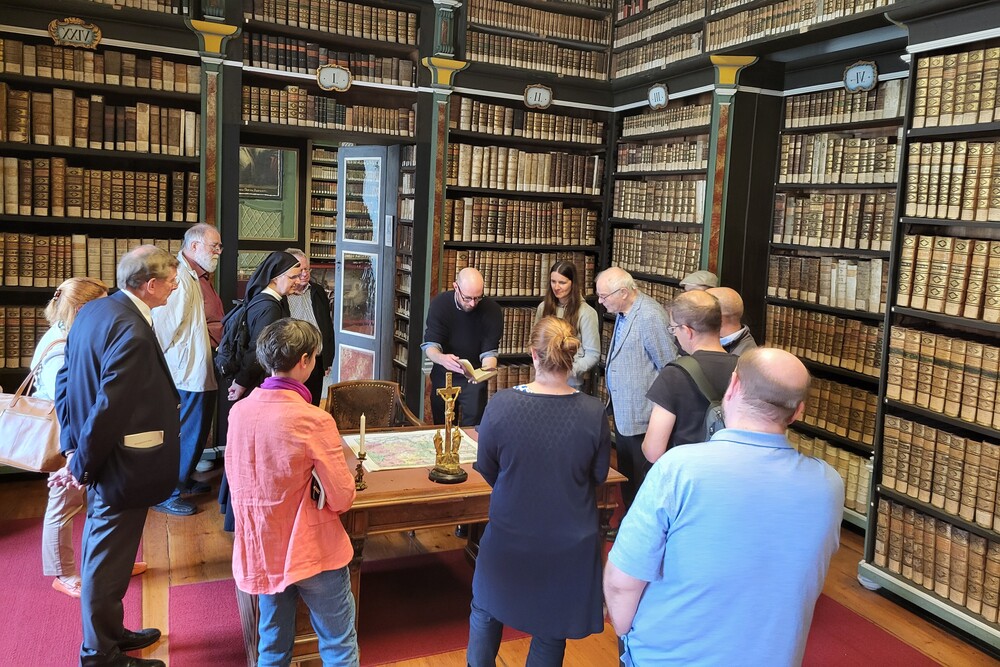 Besuch der Zentralbibliothek der Minoriten / ÖOK/km Besuch der Zentralbibliothek der Minoriten