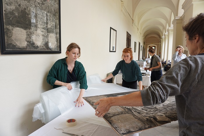               Acht Student:innen der Akademie der bildenden Künste bereiten im Kloster der Salesianerinnen am Rennweg alles für die Restaurierung der Thesenblätter vor.                 