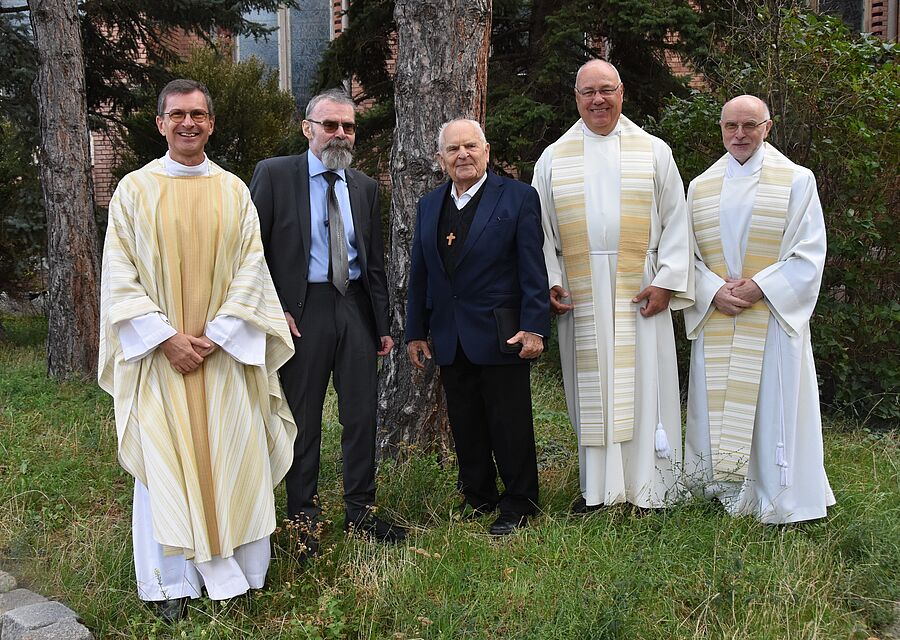 Die Jubilare P. Stefan Üblackner, P. Robert Kollek und P. Matthias Helms (v.l.) mit Provinzial P. Christian Stranz (1.v.l.) und Rektor P. Franz Pilz (1.v.r.).