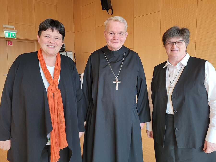 Das Leitungsteam der Regionalkonferenz Wien/Eisenstadt (v.l.): Sr. Susanne Krendelsberger (Zweite Vorsitzende), Abt Nikolaus Poch (Erster Vorsitzender) und Sr. Maria Zeitler (Vorsitzende für Eisenstadt).