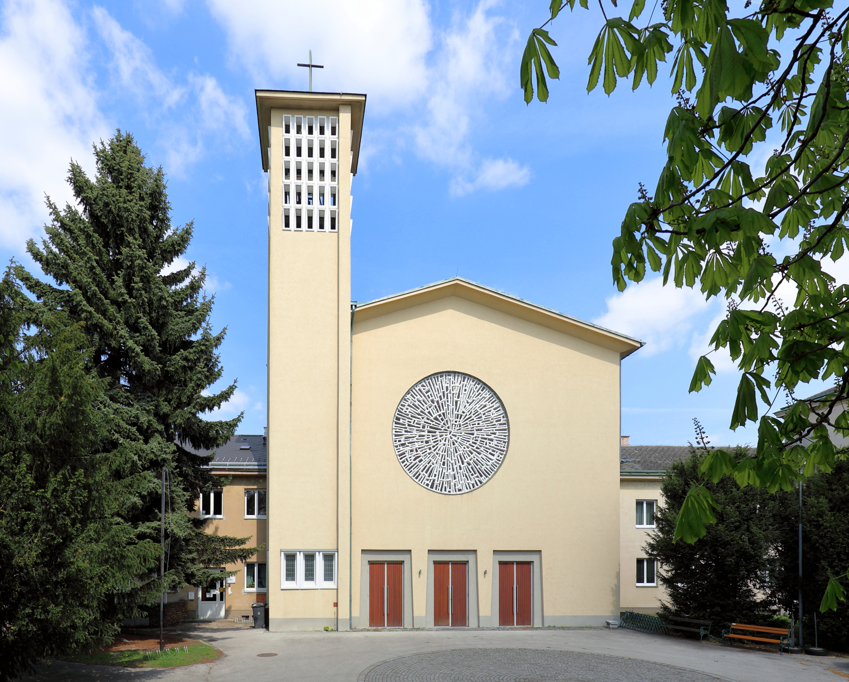 Mariä-Himmelfahrt-Kirche / C.Stadler/Bwag, Hirschstetten (Wien) - Kirche, CC BY-SA 4.0 Claretiner Pfarre Hirschstetten