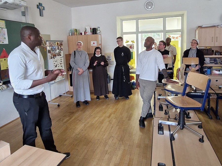 Die jungen Ordensleute bekamen unter anderem eine Führung durch die Volksschule der Piaristen. / JOLT Die jungen Ordensleute bekamen unter anderem eine Führung durch die Volksschule der Piaristen.