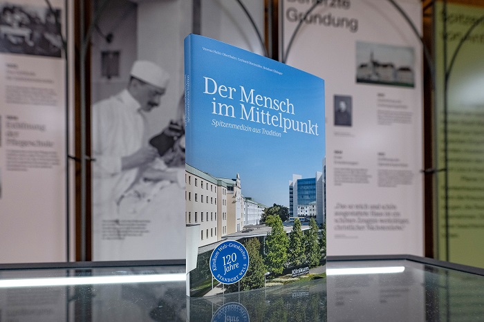 In der Chronik 'Der Mensch im Mittelpunkt. Spitzenmedizin aus Tradition' ist die Geschichte des Klinikums Wels‐Grieskirchen auf insgesamt 160 Seiten nachzulesen.