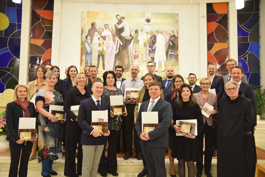 Die neuen Führungskräfte und Oberärzt:innen des Krankenhauses der Barmherzigen Brüder bekamen im Rahmen des Festakts Urkunden überreicht.