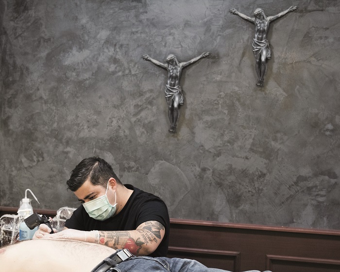 Tattoo-Artist Silas Becks tätowiert am Samstag, 15. April 2023, im Quo vadis? christliche Motive (Verfügbarkeit je nach Kapazität).