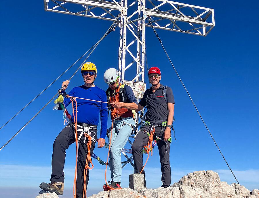 Gemeinsam mit rund 50 Führungskräften wanderte Abt Bernhard Eckerstorfer (l.) auf den Hohen Dachstein.