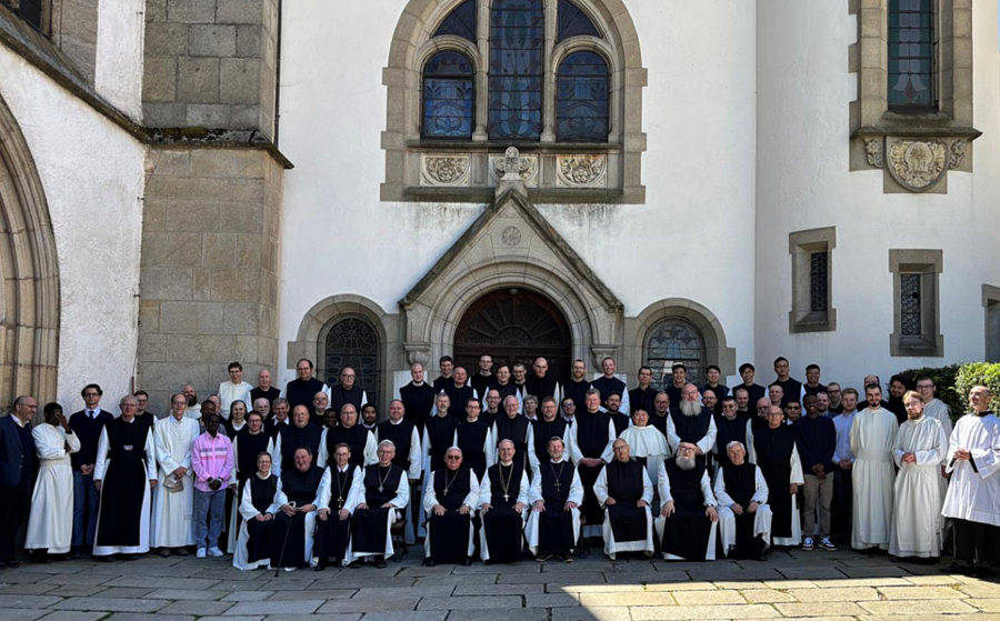 Rund 80 Zisterzienser trafen sich am 26. Mai 2026 im Stift Vyšši Brod in Tschechien zum Zisterziensertag.