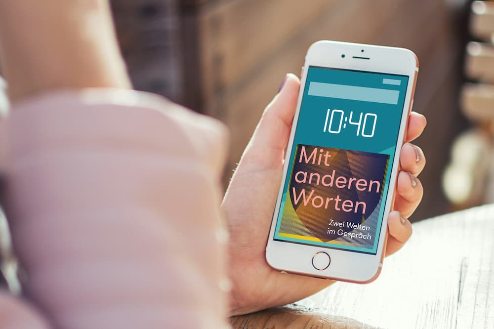 Podcast 'Mit anderen Worten' / Canva/OpenClipart-Vectors auf Pixabay Podcast 'Mit anderen Worten'