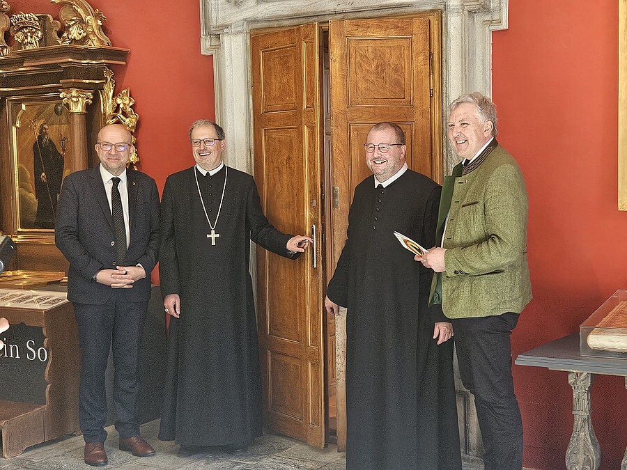 Eröffneten das neugestaltete Museum im Stift St. Lambrecht (v.l.): Bruno Aschenbrenner (Landtagsabgeordneter), Abt Alfred Eichmann, Prior P. Gerwig Romirer und Thomas Kalcher (Obmann der Holzwelt Murau).
