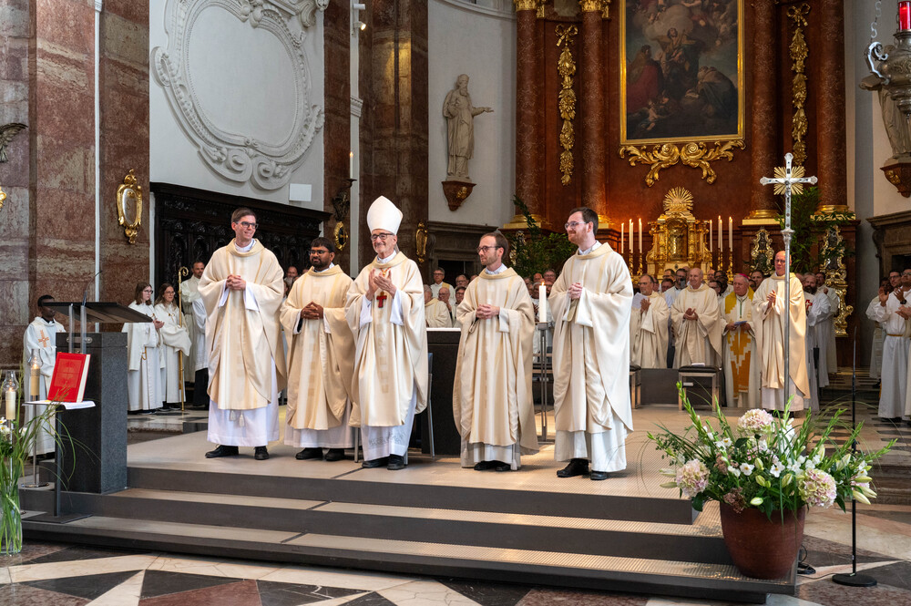 Vier Ordensmänner in der Innsbrucker Jesuitenkirche zu Priestern geweiht