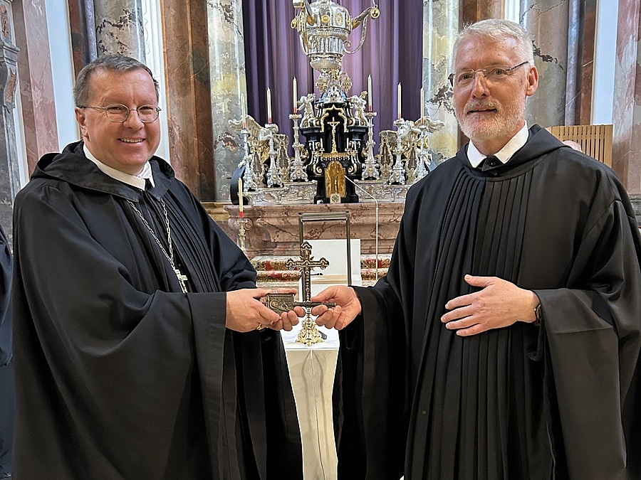 Der neue Administrator P. Albert Groiß (re.) bekam am 12. März 2026 vom Abtpräses der Österreichischen Benediktinerkongregation Johannes Perkmann Schlüssel und Siegel des Stifts Altenburg überreicht.