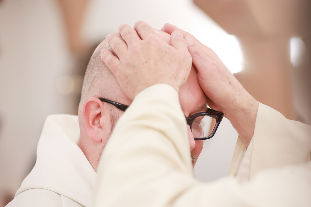 Br. Thomas Hessler segnet Br. Martin Kollmann