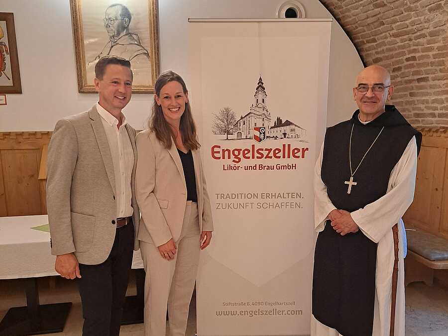 Elisabeth und Martin Paminger übernehmen die Likör- und Bierproduktion im Stift Engelszell. Das teilten sie am 30. Juni 2025 mit dem tschechischen Trappisten-Abt Dom Samuel Lauras mit. / Engelszeller Likör und Brau GmbH Elisabeth und Martin Paminger übernehmen die Likör- und Bierproduktion im Stift Engelszell. Das teilten sie am 30. Juni 2025 mit dem tschechischen Trappisten-Abt Dom Samuel Lauras mit.