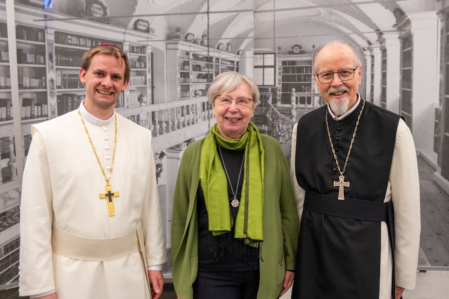 Abt Leopold Baumberger, Sr. Judit Nötstaller und Abt German Erd (v.l.) stärkten sich nach der Vesper bei der Agape.
