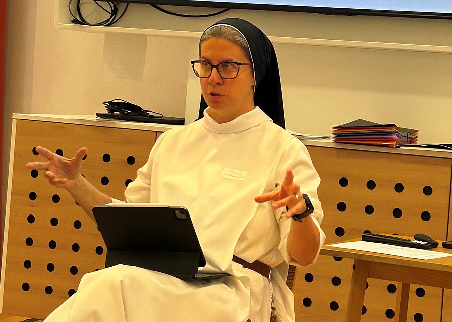 Sr. Franziska Madl brachte den Ausbildungsverantwortlichen aus verschiedenen Ordensgemeinschaften das Thema „Persönlichkeitstypen und Persönlichkeitsstörungen“ näher.