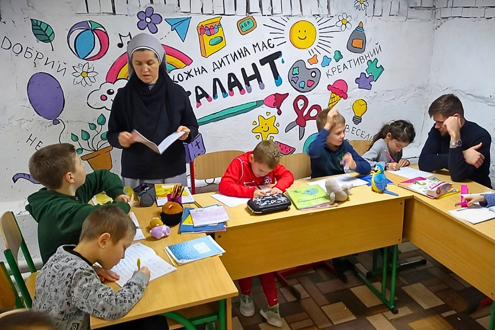 Unterricht im Luftschutzraum / FMA Unterricht im Luftschutzraum