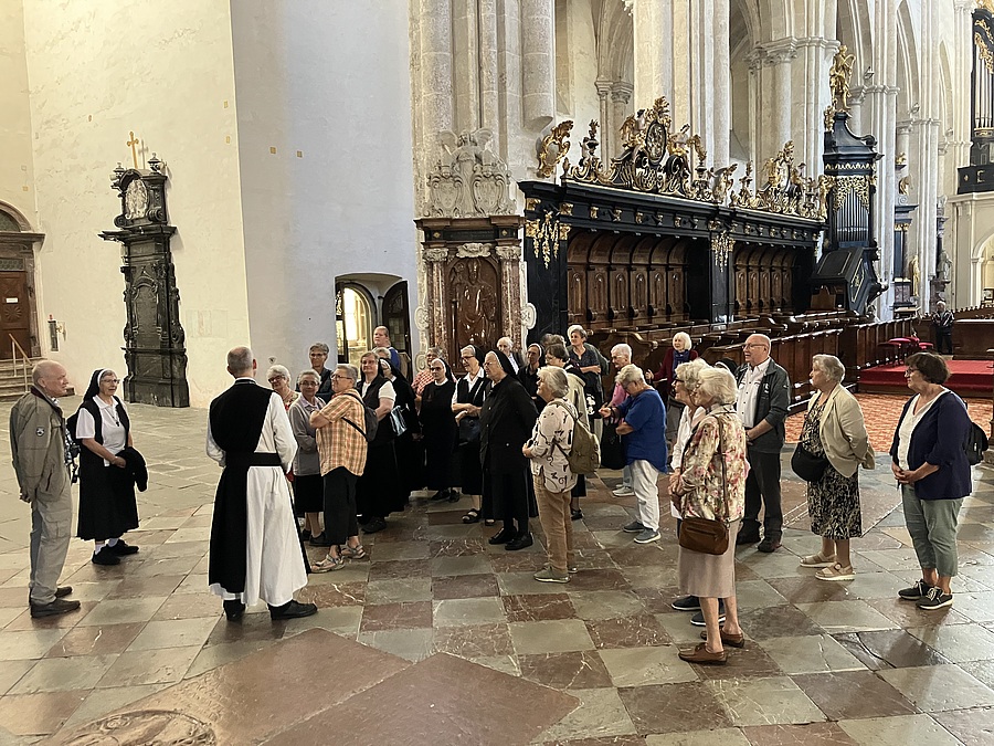 Abt Pius Maurer zeigte der Pilgergruppe die Stiftsbasilika in Lilienfeld.