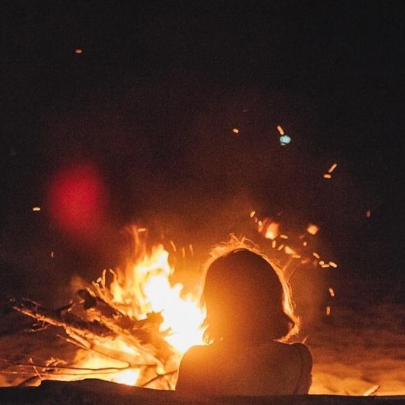 Frau am Feuer