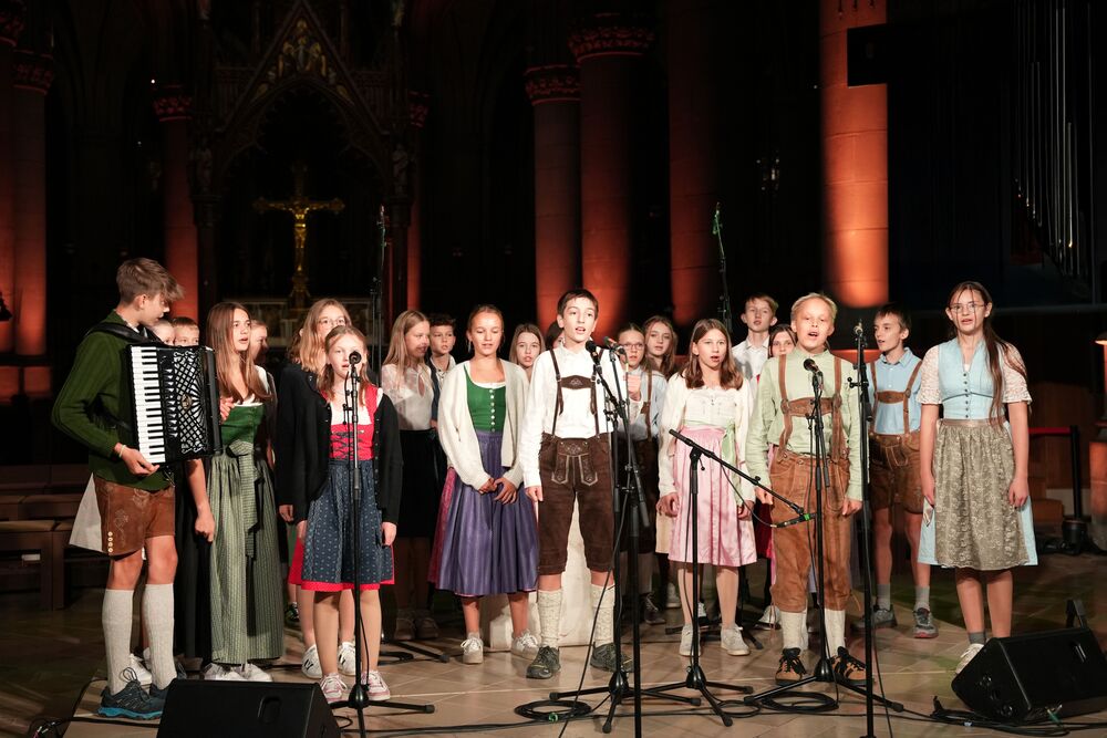 Schüler:innen der 3C-Klasse des Stiftsgymnasiums Kremsmünster im Linzer Mariendom