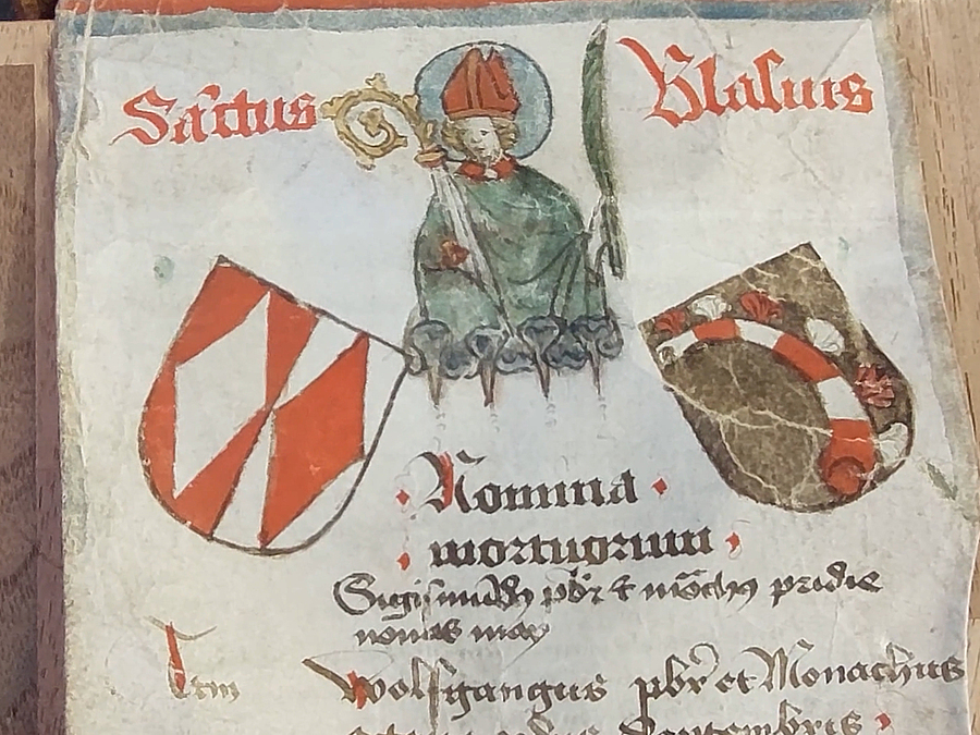 Ganz oben auf der Totenrotel des Stifts Admont abgebildet: „Sanctus Blasius“, der Heilige Blasius, das Stiftswappen und das Wappen des Abtes Andreas Stettheimer.