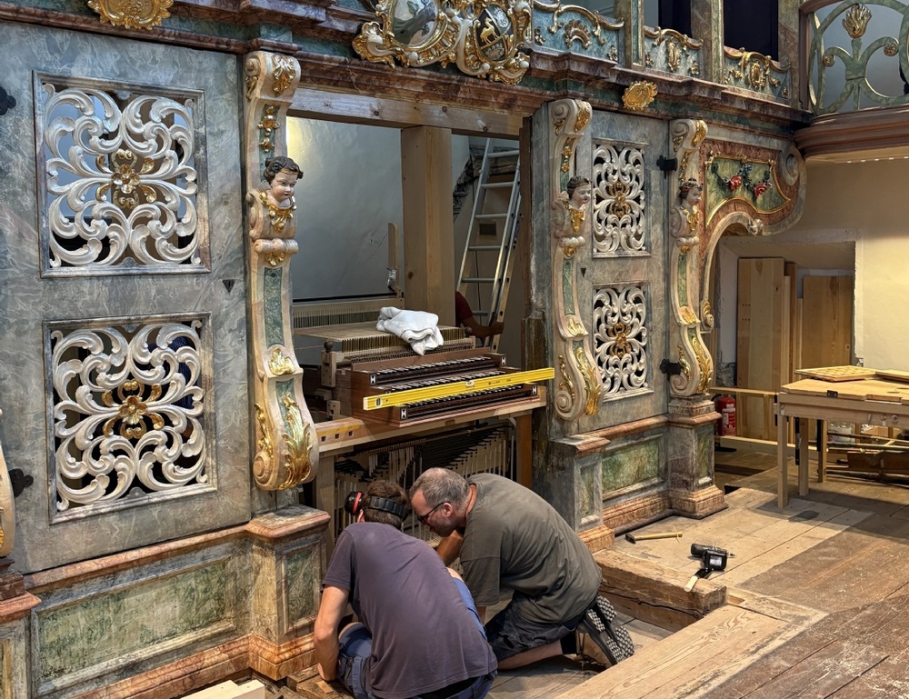 Einbau der neuen Hauptorgel