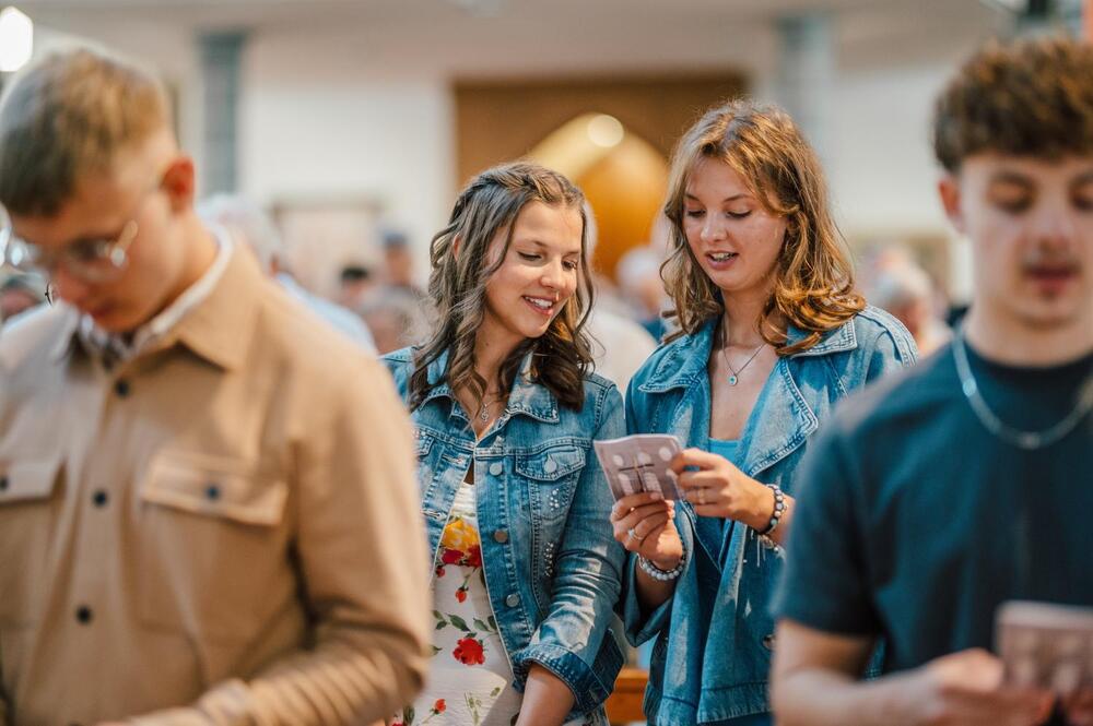 Jugendliche auf Sinnsuche / Bild: Robert Poosz (pfarrbriefservice.de) Jugendliche auf Sinnsuche