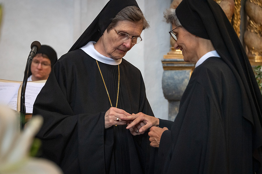 Sr. Regina Hessler legte am 11. Juli 2024 ihre Ewige Profess in der Abtei Frauenwörth ab. / Abtei Frauenwörth/Monika Wrba Sr. Regina Hessler legte am 11. Juli 2024 ihre Ewige Profess in der Abtei Frauenwörth ab.