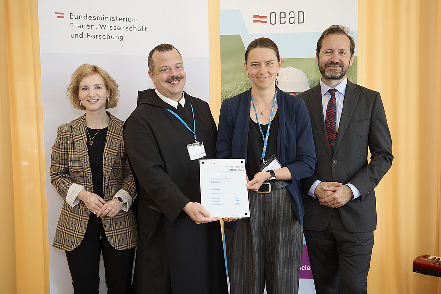 Wissenschaftsministerin Eva-Maria Holzleitner (l.) und der Präsident des OeAD, Jakob Calice (r.), übergaben Schulleiter P. Thomas Stellwag-Carion und der künftigen Schulleiterin Katja Maierhofer das Zertifikat als „Young-Science-Partnerschule“.