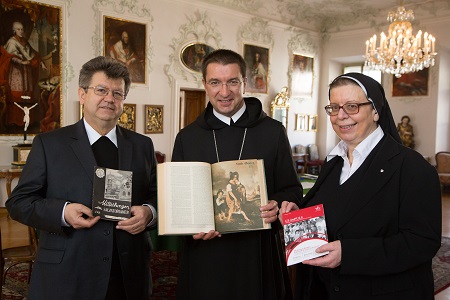 Eröffnung des Archivs für Zeitschriften der österreichischen Ordensgemeinschaften in der Bibliothek der Erzabtei St. Peter in Salzburg, 2014-03-07; Foto: Chris Hofer; Bild zeigt: Pater Erhard Rauch, Erzabt Korbinian Birnbacher OB, Sr. Cordis M. Feuer