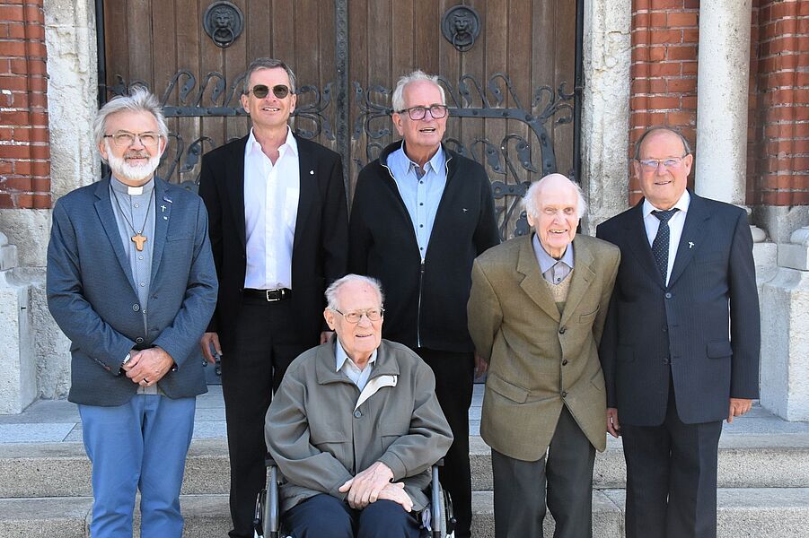 P. Wojciech Grzymislawski aus der polnischen Provinz, Provinzial P. Christian Stranz, Br. Thomas Ferenczy, P. Josef Denkmayr, Br. Karl Breitfellner und P. Franz Senfter (v.l.) feierten am 29. September 2026 ihre Jubiläen. Nicht im Bild: P. Georg Zise